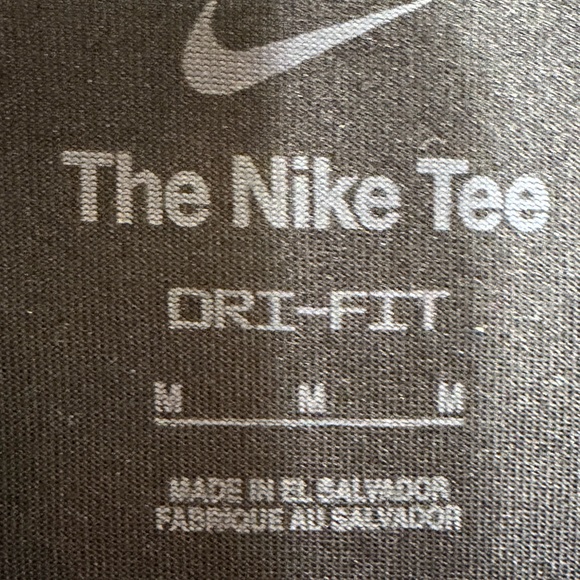 Nike men’s medium the Nike Tee black t- shirt - Picture 2 of 6